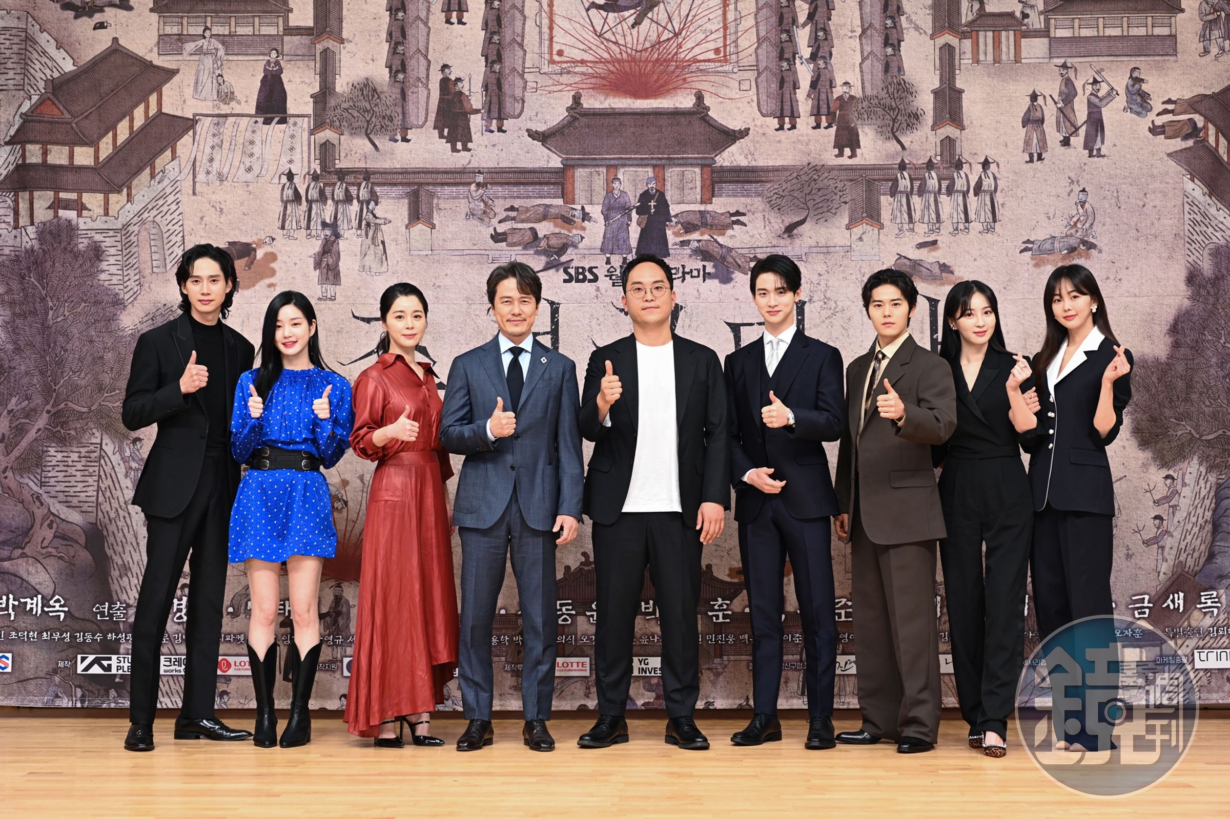 《朝鮮驅魔師》今（17日）舉行記者會，朴成勳（左起）、李侑菲、徐令姬、甘宇成、申景秀導演、張東潤、金桐俊、鄭惠成與琴世祿出席。（friDay影音提供）