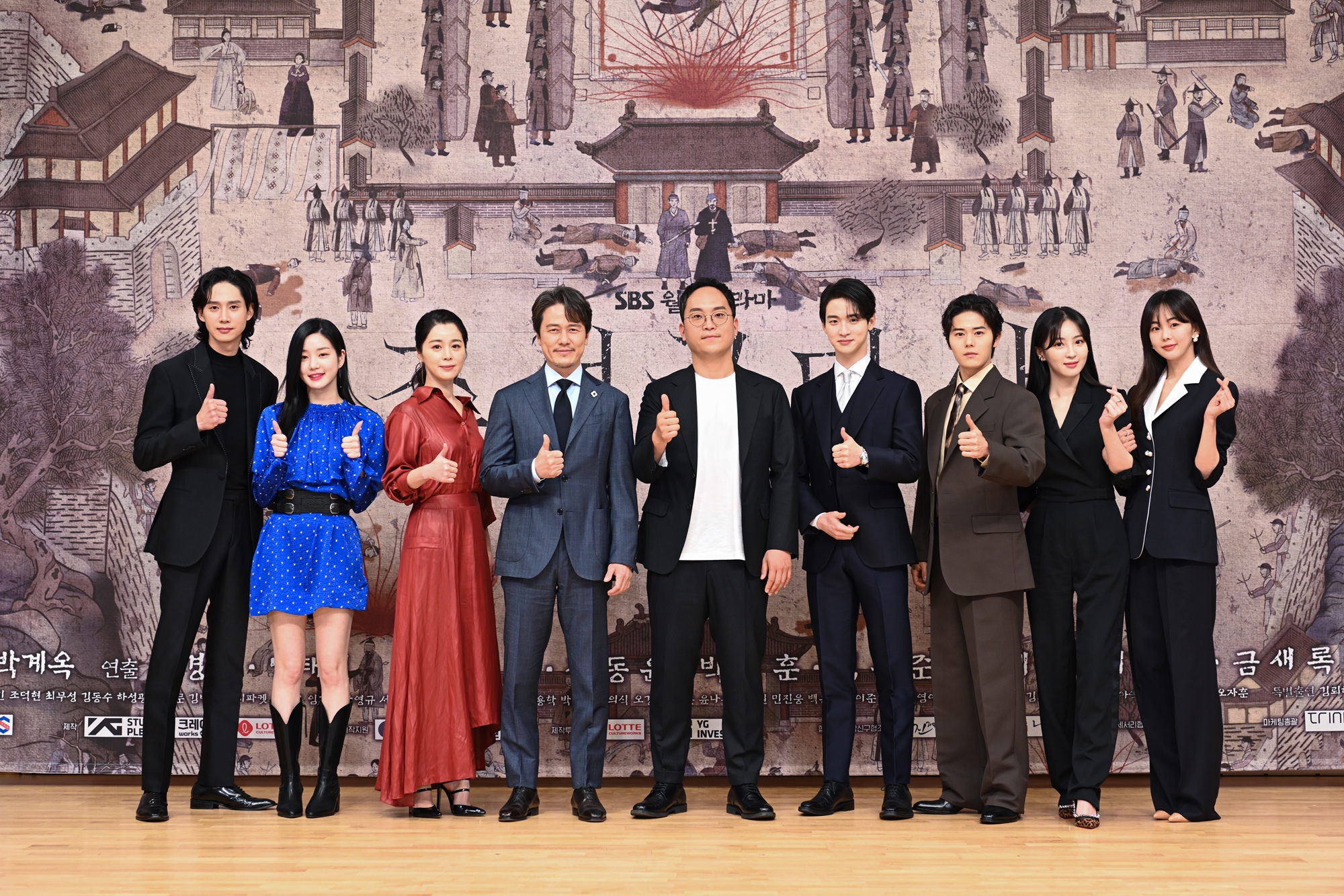 《朝鮮驅魔師》今（17日）舉行記者會，朴成勳（左起）、李侑菲、徐令姬、甘宇成、申景秀導演、張東潤、金桐俊、鄭惠成與琴世祿出席。（friDay影音提供）