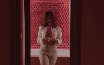 泰美混血兒愛瑞卡曾經窮到只有3千元，卻在2017年繼承百億遺產。（翻攝自ericaagibsonn IG）