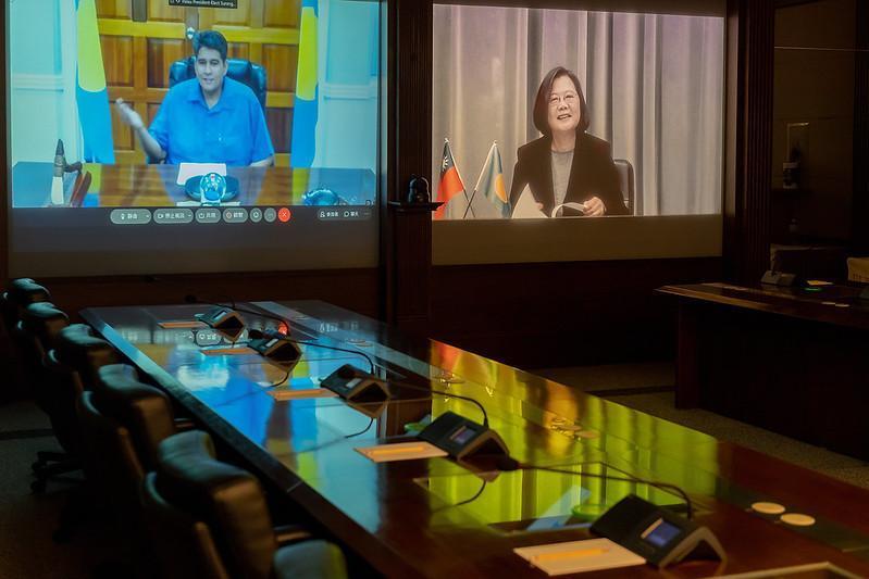 帛琉總統惠恕仁將於3月28日訪台，總統採英文預計30日接見並設宴接待。圖為今年1月12日，總統與帛琉總統當選人惠恕仁視訊談話。（總統府提供）