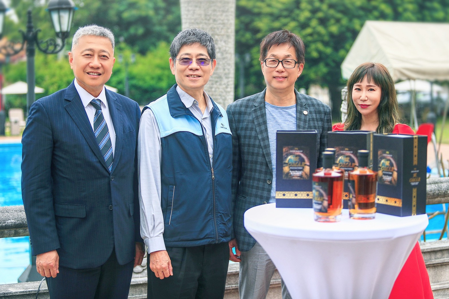 圓山飯店攜手台酒打造2021版國宴用酒，臺灣菸酒股份有限公司酒事業部林士傑協理（左2）、圓山大飯店董事長林育生（右2）一同推薦。（圓山飯店提供）