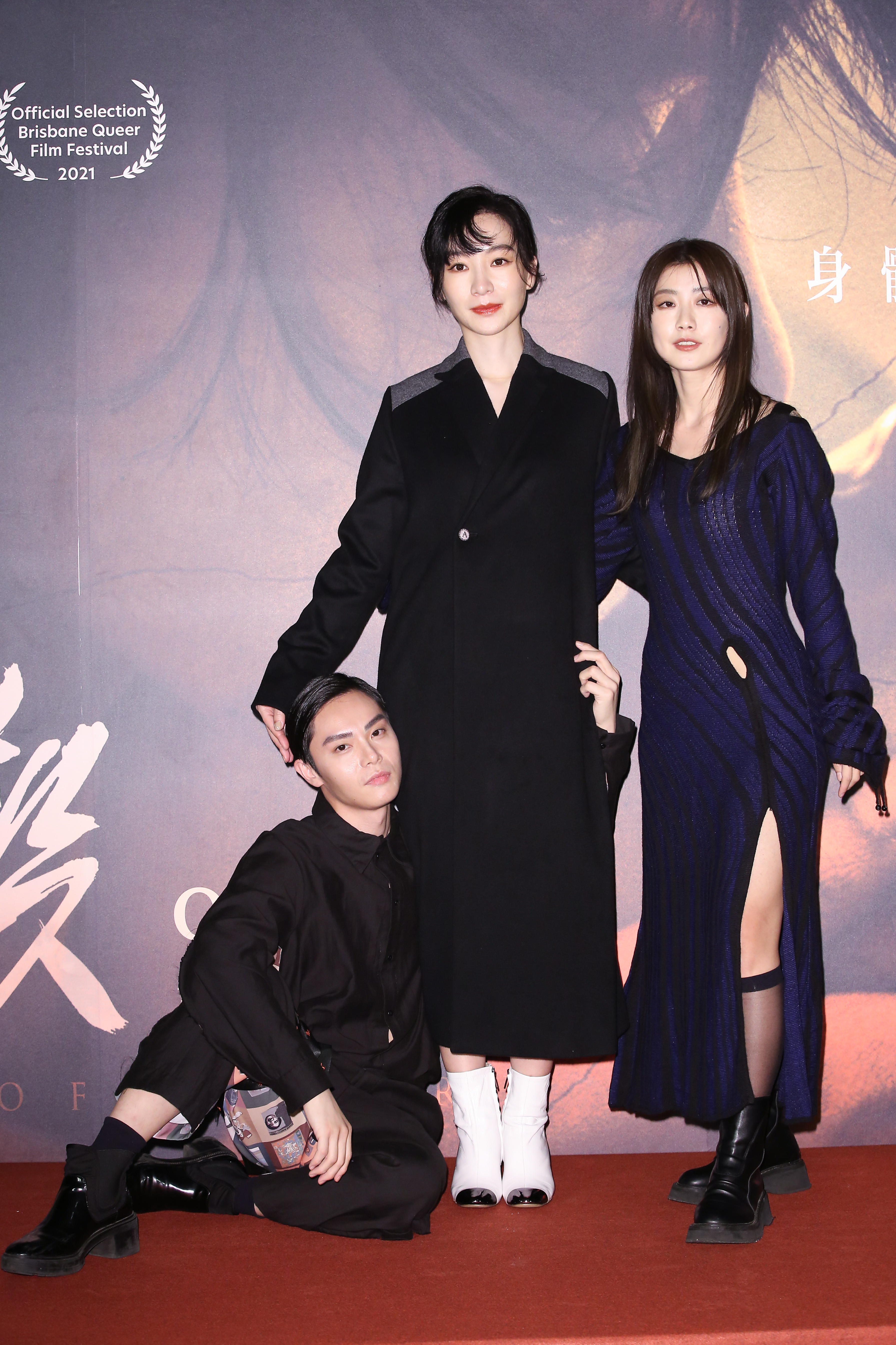 陽靚（中）片中周旋在翁嘉薇及徐宇霆（左）之間，雖然身為女同志，卻對男同志也產生了性慾。