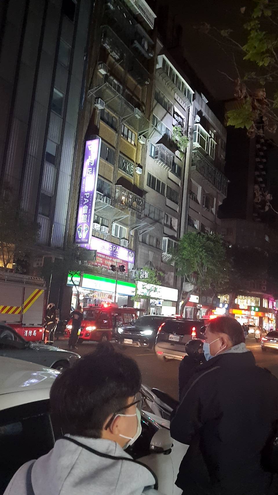 北市酒店門口遭人丟擲2顆土製手榴彈，消防車到場戒護。（民眾提供）
