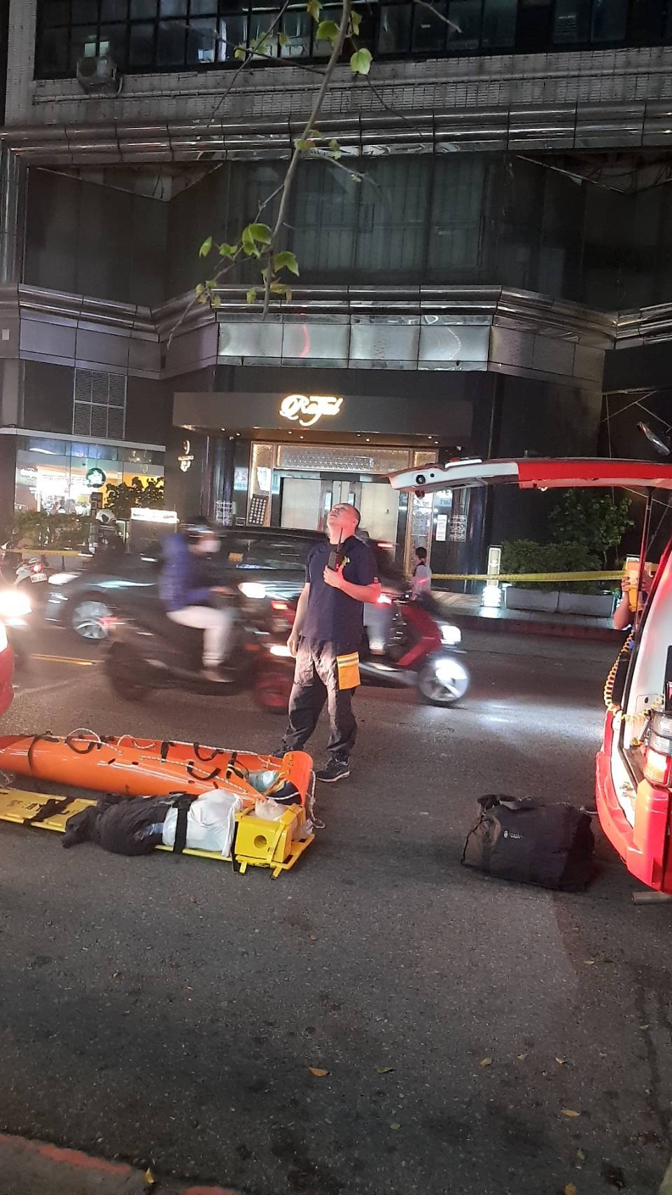 北市酒店門口遭人丟擲2顆土製手榴彈，消防車到場戒護。（民眾提供）