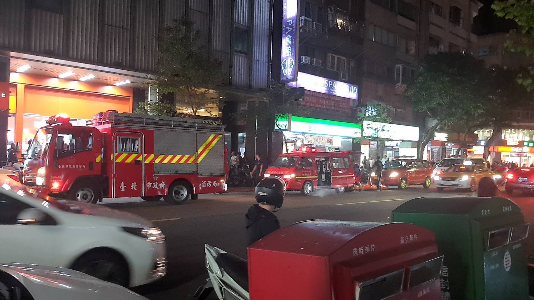 北市酒店門口遭人丟擲2顆土製手榴彈，消防車到場戒護。（民眾提供）