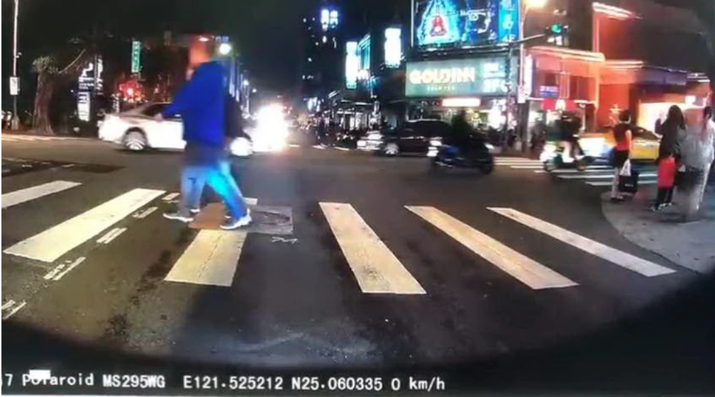 王姓幫眾在酒店門口投擲土製手榴彈，引發巨大聲響嚇壞民眾。（翻攝畫面）