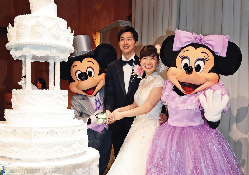結婚時的幸福快樂，但現在，連福原愛何時回台都不知道。（東方IC）