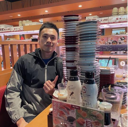 YouTuber網紅雅各Jacob貼出在壽司郎用餐的照片,只見桌上疊出好幾座盤子山。 (翻攝自jacobhhc instagram)