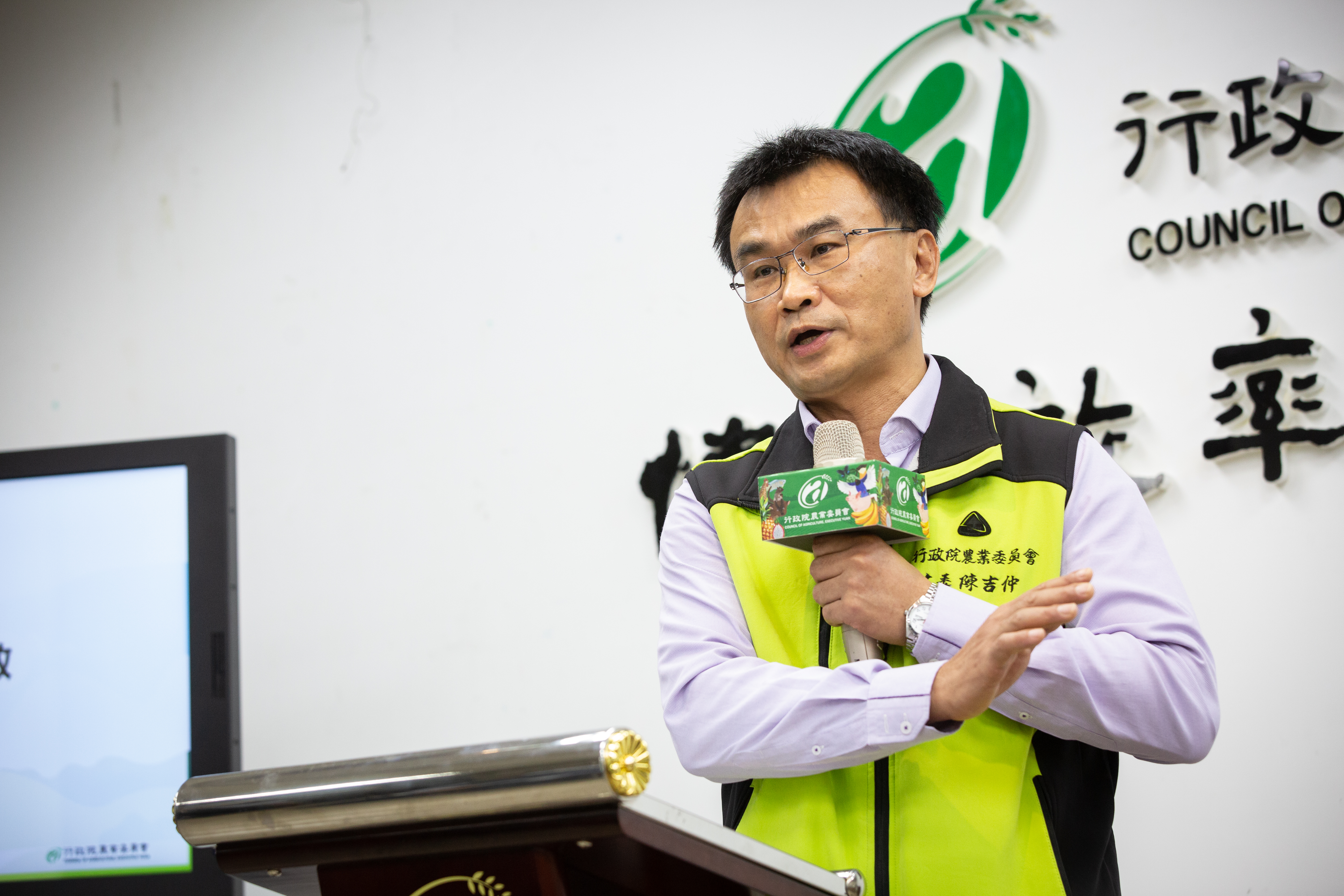 中國昨天發布對台「農林22條措施」，農委會主委陳吉仲批評，「名為惠台，實為利中」。（本刊資料照）