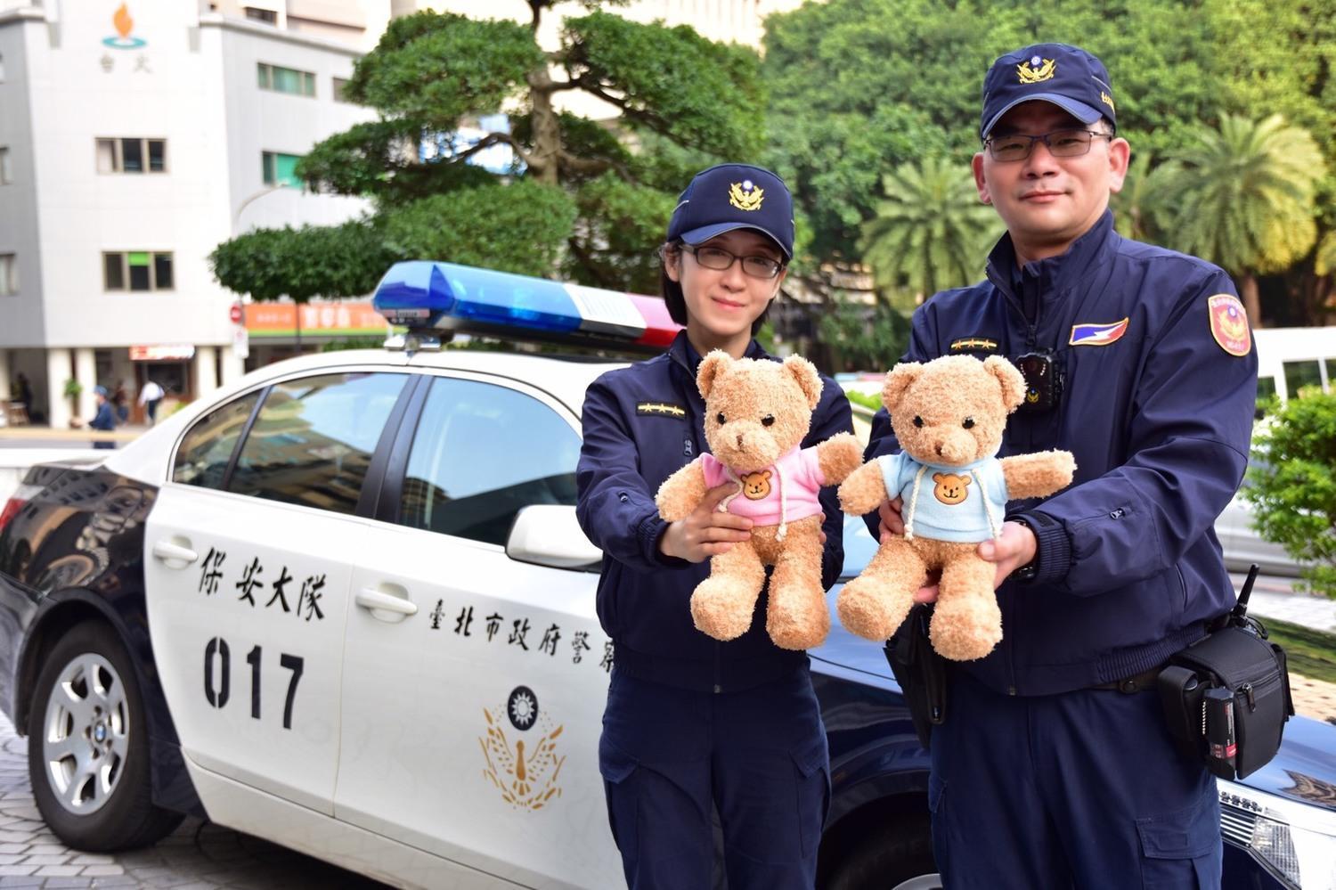 台北市警局獲贈一批小熊布偶,成為執勤時撫慰孩童心靈的好工具。(台北市警局提供)