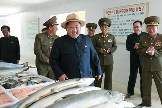 北韓領導人金正恩與鮭魚。（翻攝朝鮮經貿文化情報 DPRK臉書）