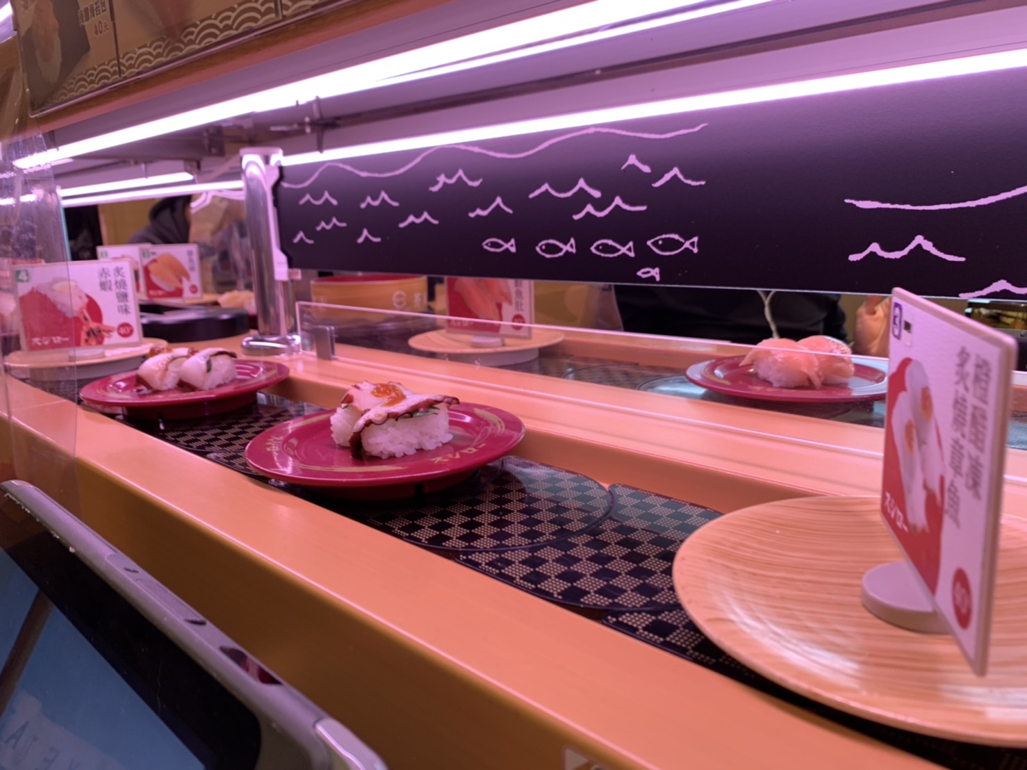 日本迴轉壽司「壽司郎」祭出姓名優惠活動，吸引一波改名「鮭魚」的風潮。（讀者提供）