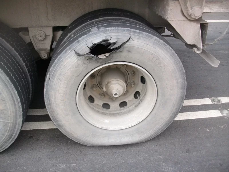 雙方駕駛下車查看，發現是半聯結車爆胎惹禍。（警方提供）