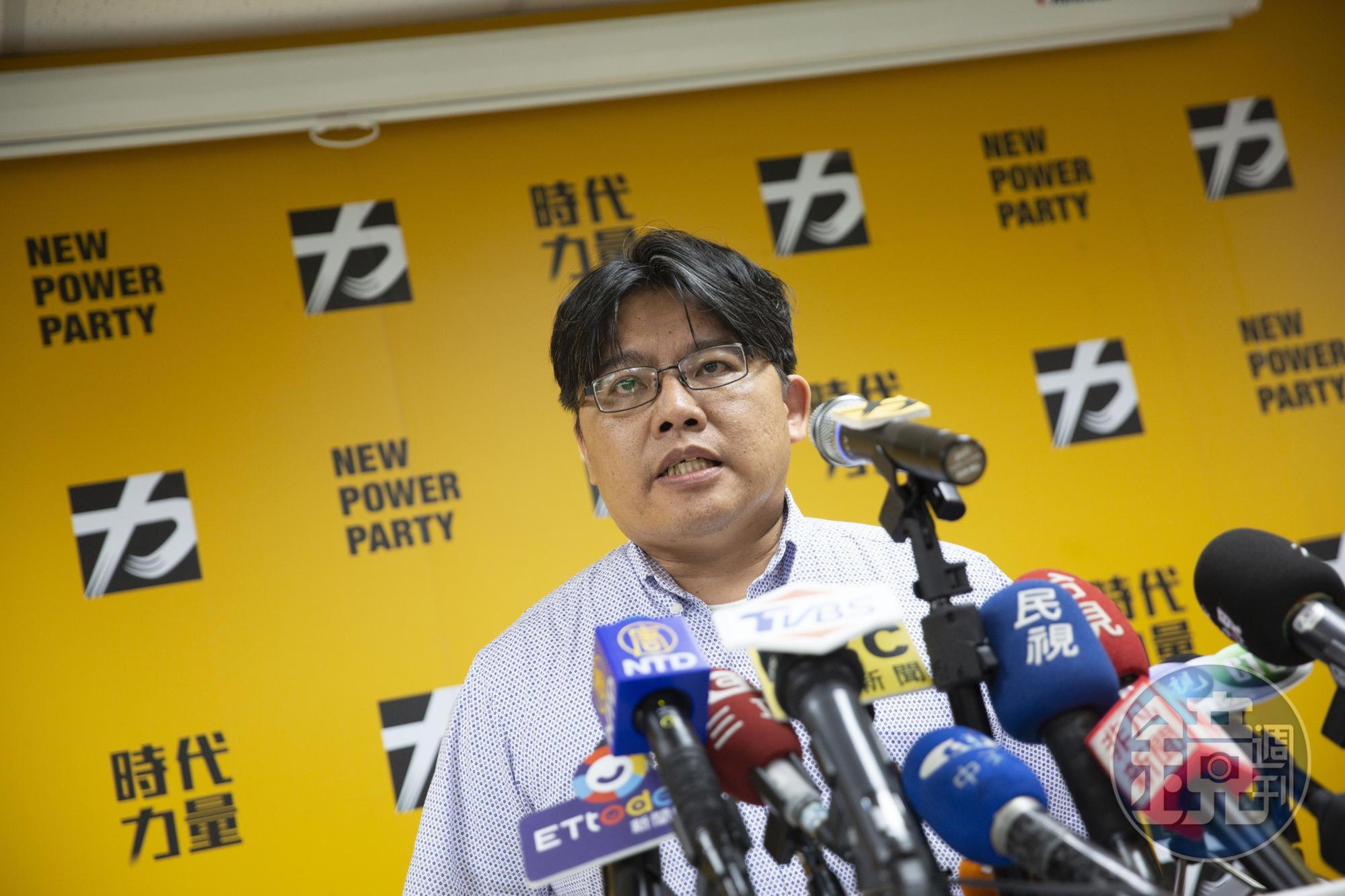 時代力量立委邱顯智po出《國語日報》社論截圖,並以標記強調「#不只小朋友讀國語日報」「#財政部更該讀」。(本刊資料照)