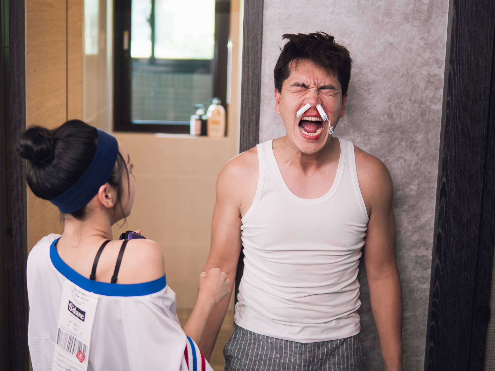 王傳一鼻孔塞棉條發揮搞笑功力。（緯來提供）