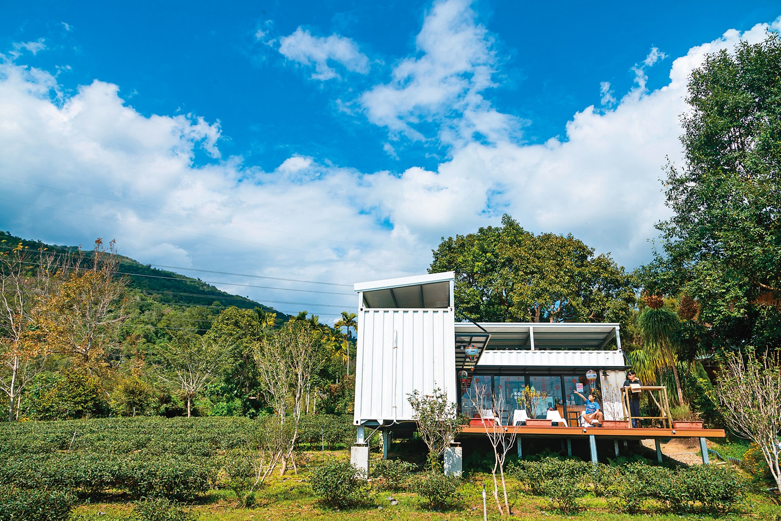 矗立在山中的白色貨櫃屋「閒閒呷甜甜工作室」，非常悠閒的環境，成為當地的網紅景點。
