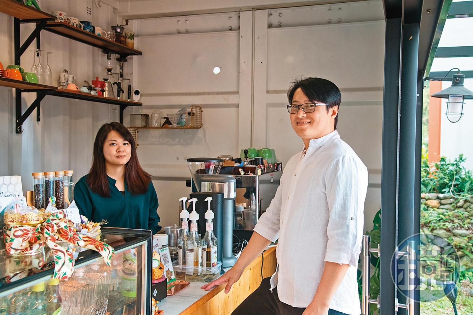 曾盈楹(左)與黃建瑋(右)共同經營甜點店。