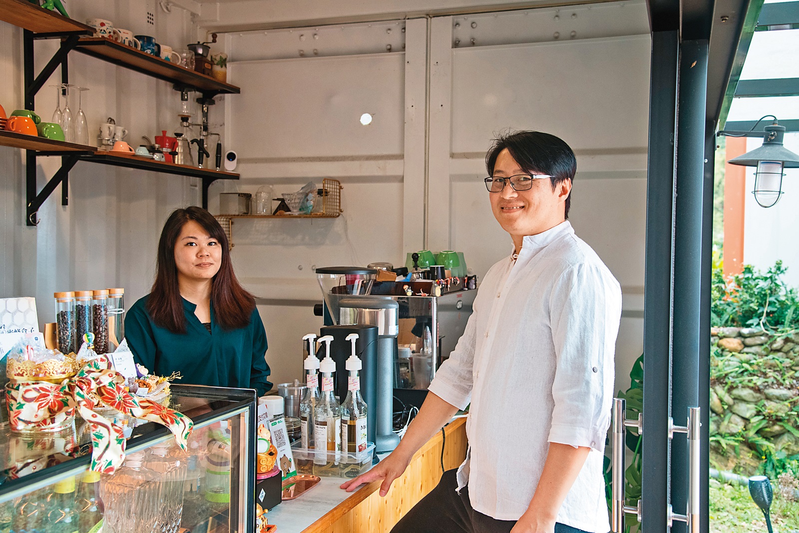曾盈楹（左）與黃建瑋（右）共同經營甜點店。