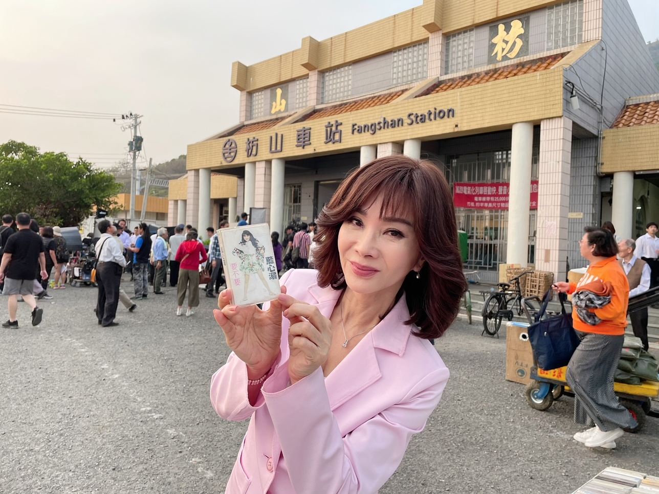 陳美鳳到屏東枋山拍《黃金歲月》，樂見姊妹淘藍心湄的音樂卡帶。（民視提供）