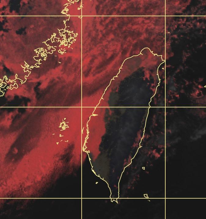 鄭明典貼出夜間衛星雲圖,解析紅色代表液態水,意即低雲或霧。(翻攝自鄭明典臉書)