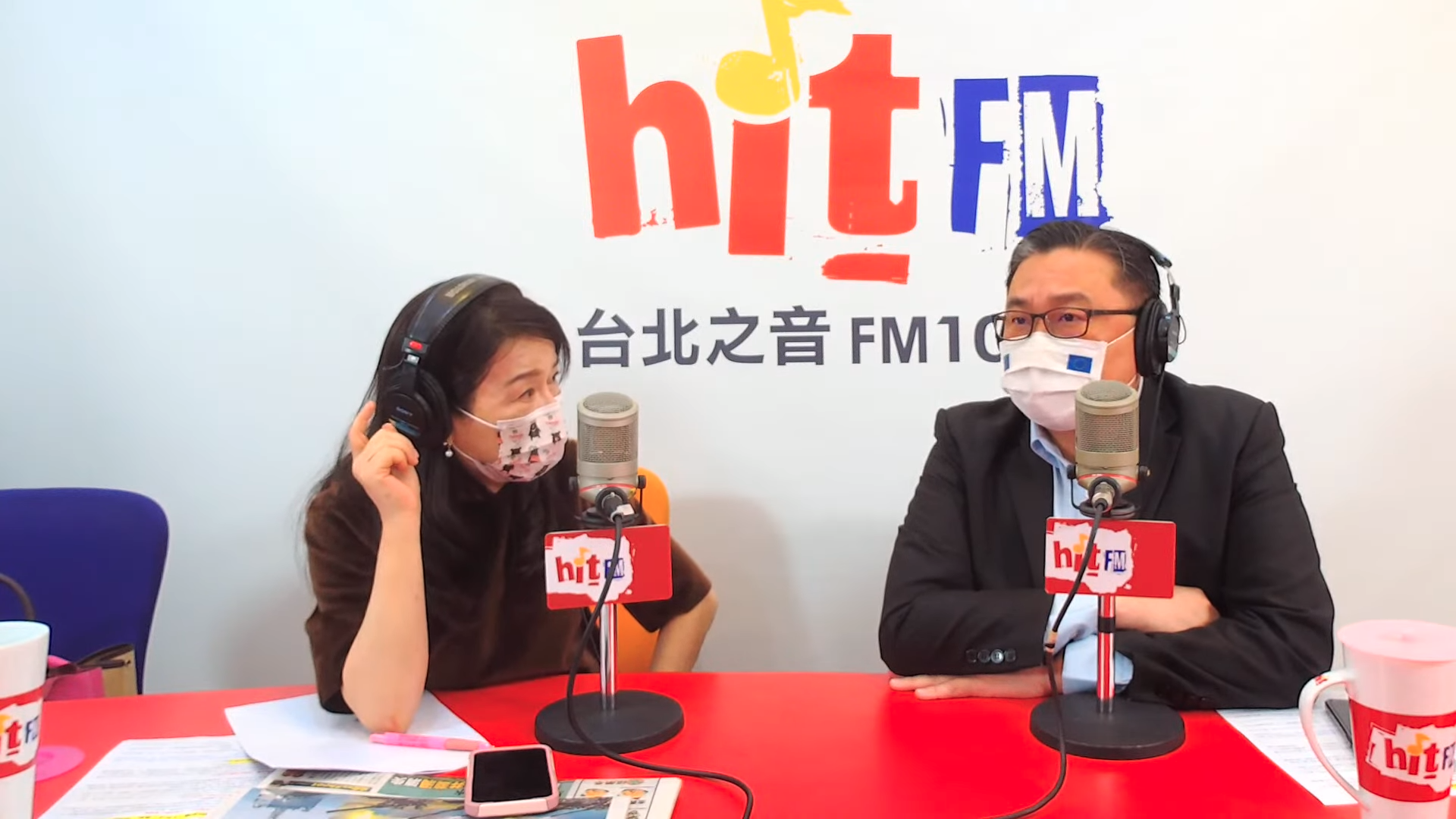 王定宇（右）今日上周玉蔻（左）的廣播節目，澄清和顏若芳只是哥兒們。（翻攝自hitfm YouTube）