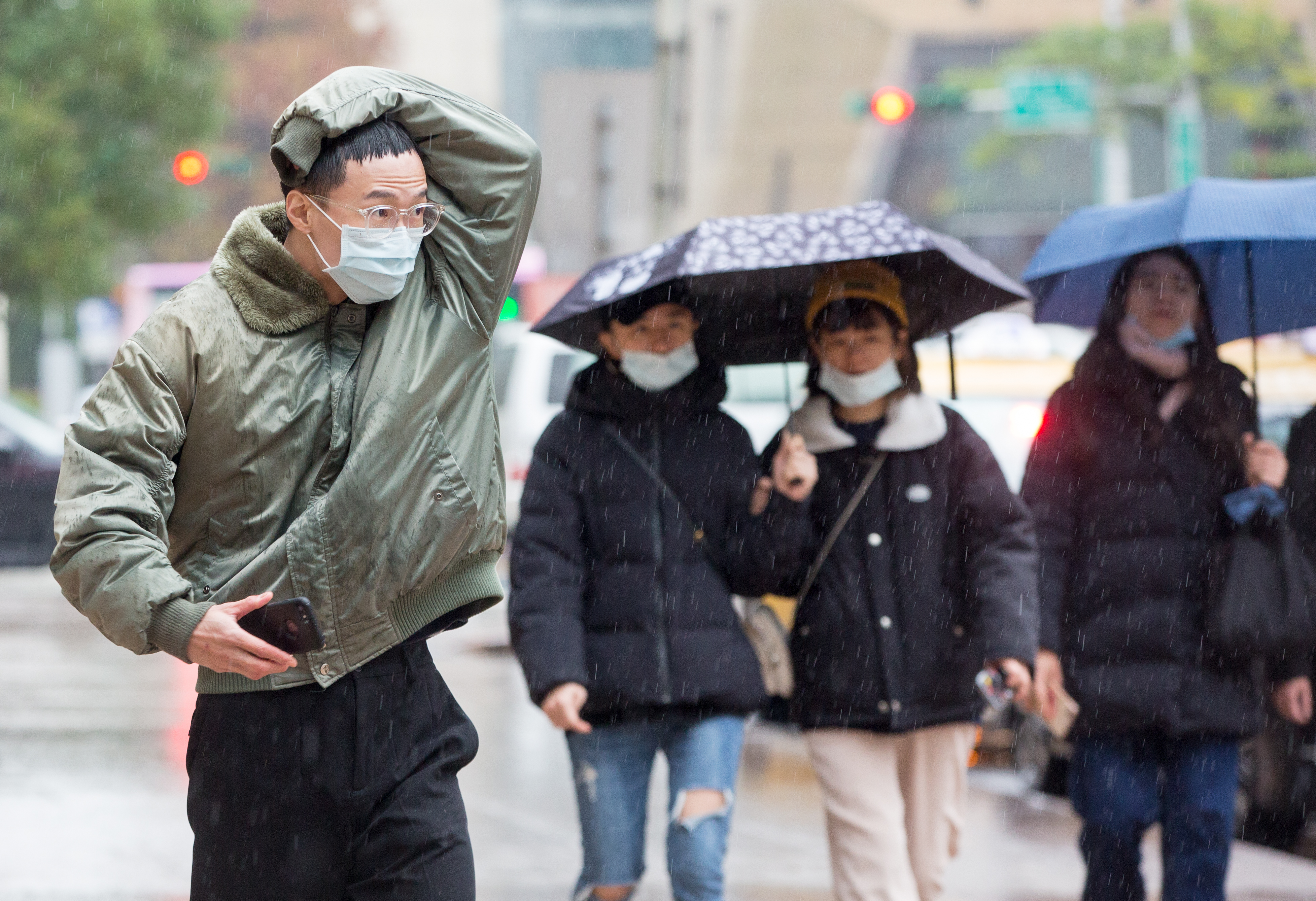 下一波鋒面將於週日報到，吳德榮提醒「這波滿冷的且變化很大，要特別注意！」。（本刊資料照）