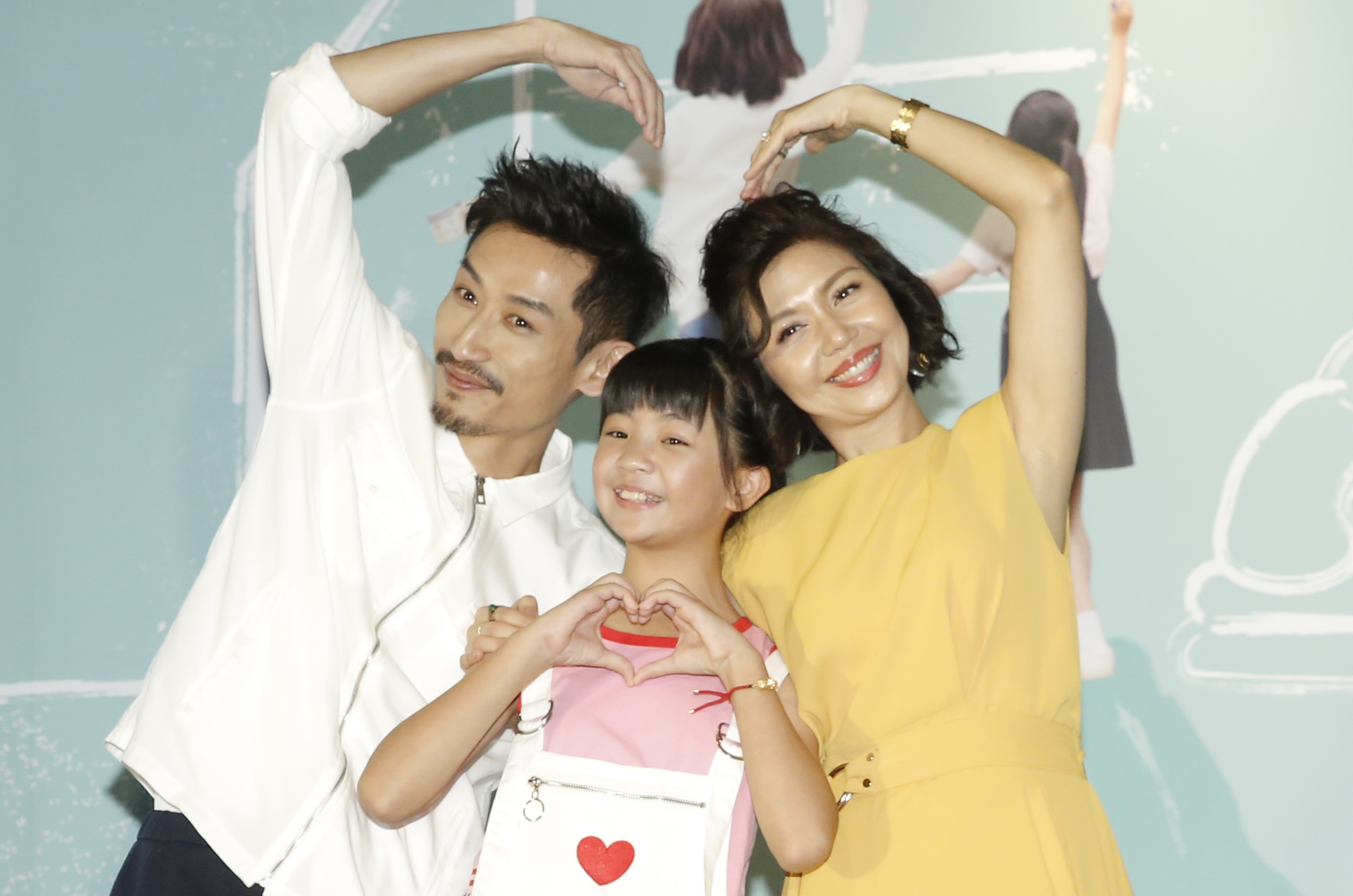 近年成功跨足戲劇圈的于子育（右），人緣極佳，是後輩眼中最沒架子的前輩。（左為陳竹昇、中為吳以涵）。