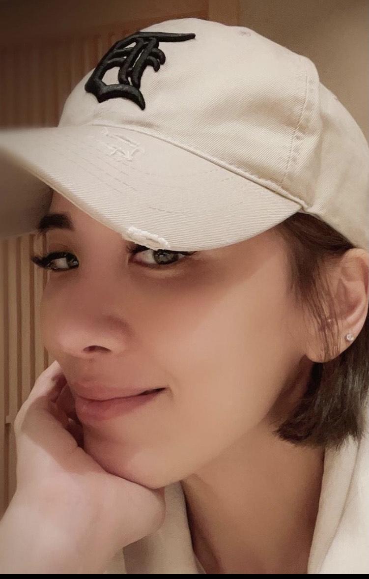小禎短髮新造型,某個角度讓人誤以為是蔡依林。(翻攝自小禎臉書)