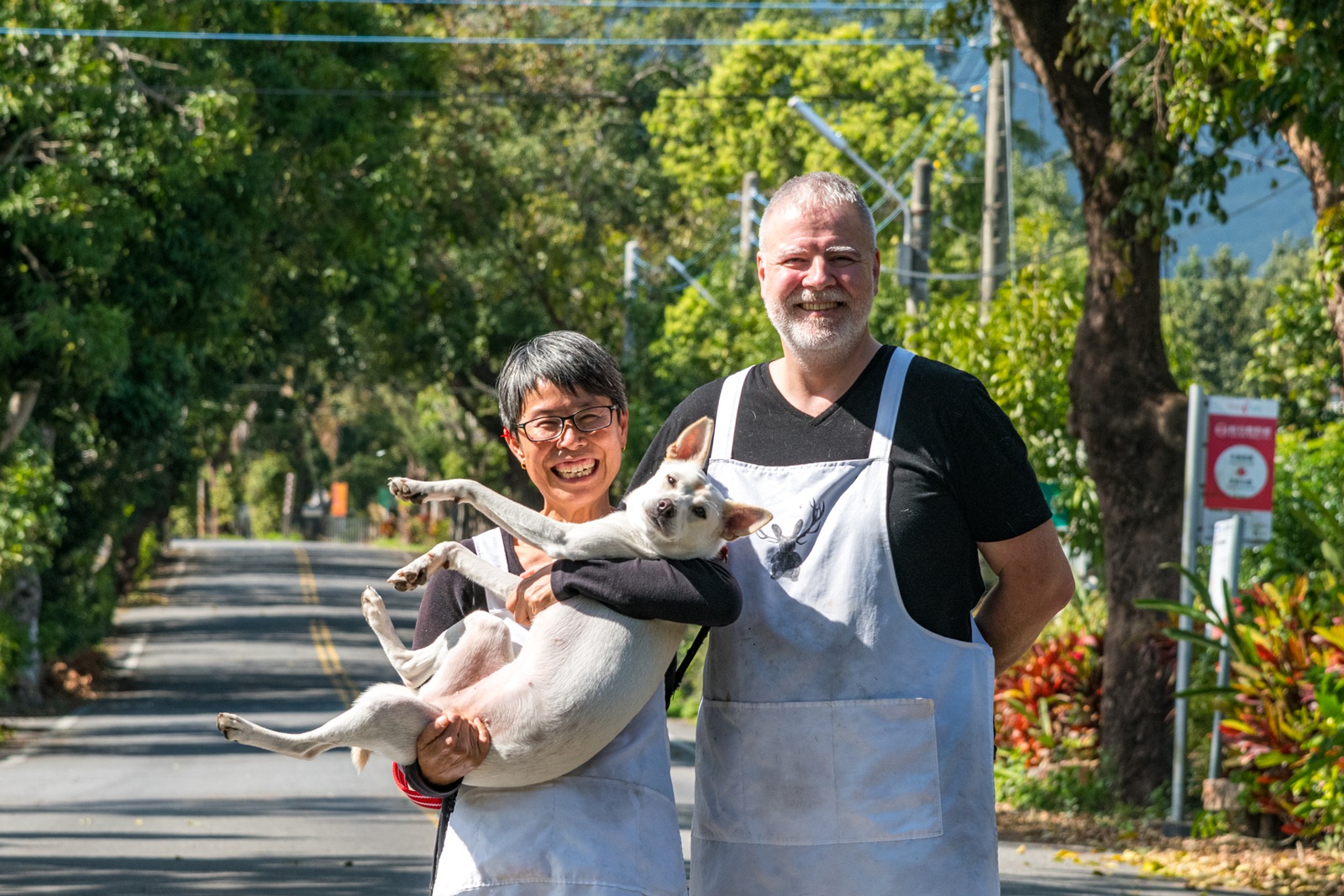 秀（左）、友涵（右）與愛狗在台東鹿野定居，並開設私廚餐廳。
