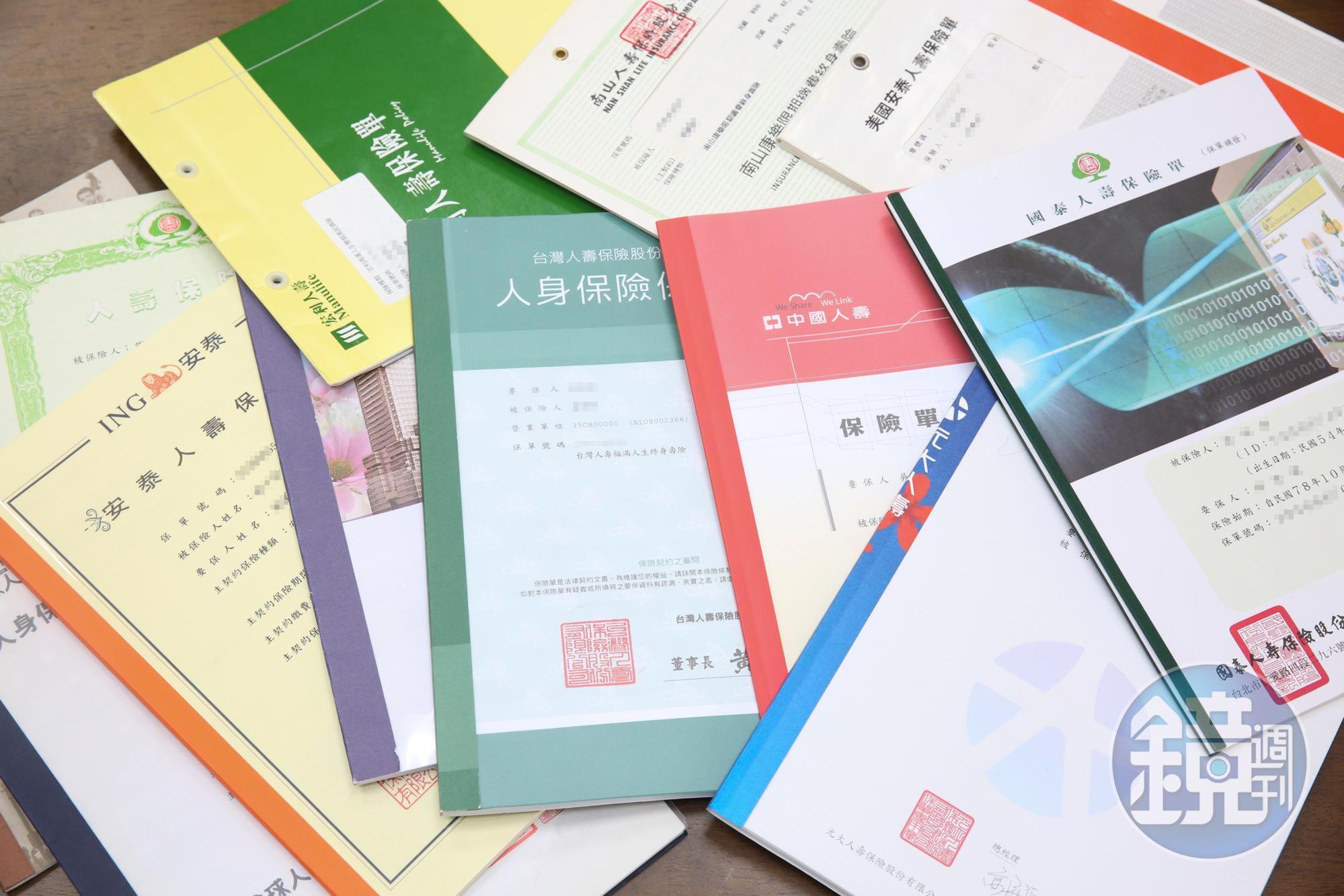 翻轉財務的第一步，于子育調出所有保單，捨棄多餘的保障。（示意圖）