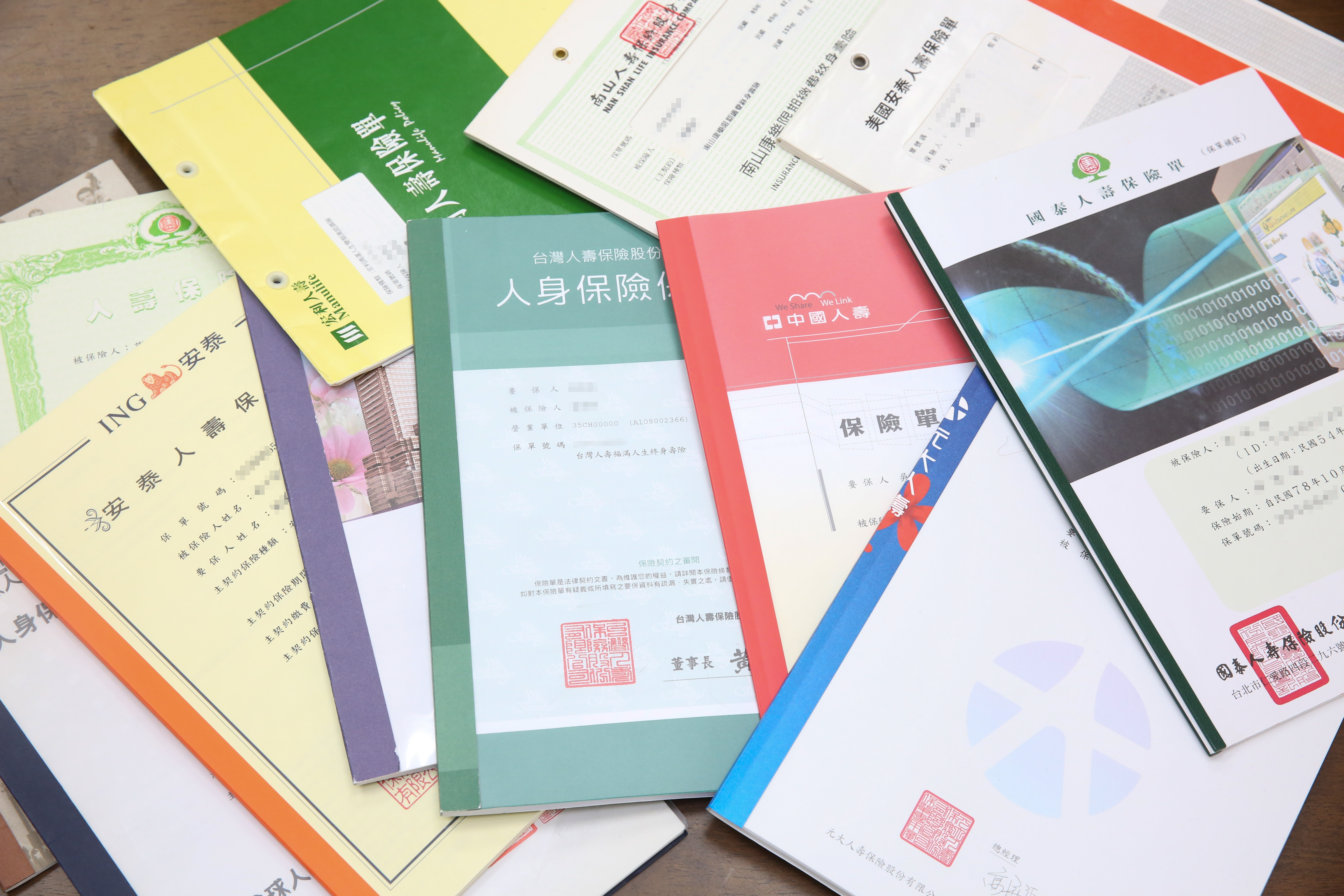 翻轉財務的第一步，于子育調出所有保單，捨棄多餘的保障。（示意圖）