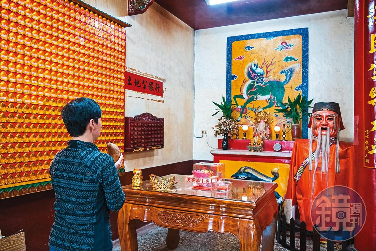 鹿野神社旁的「崑慈堂」中，有位傳說中會繼續長鬍子的土地公。