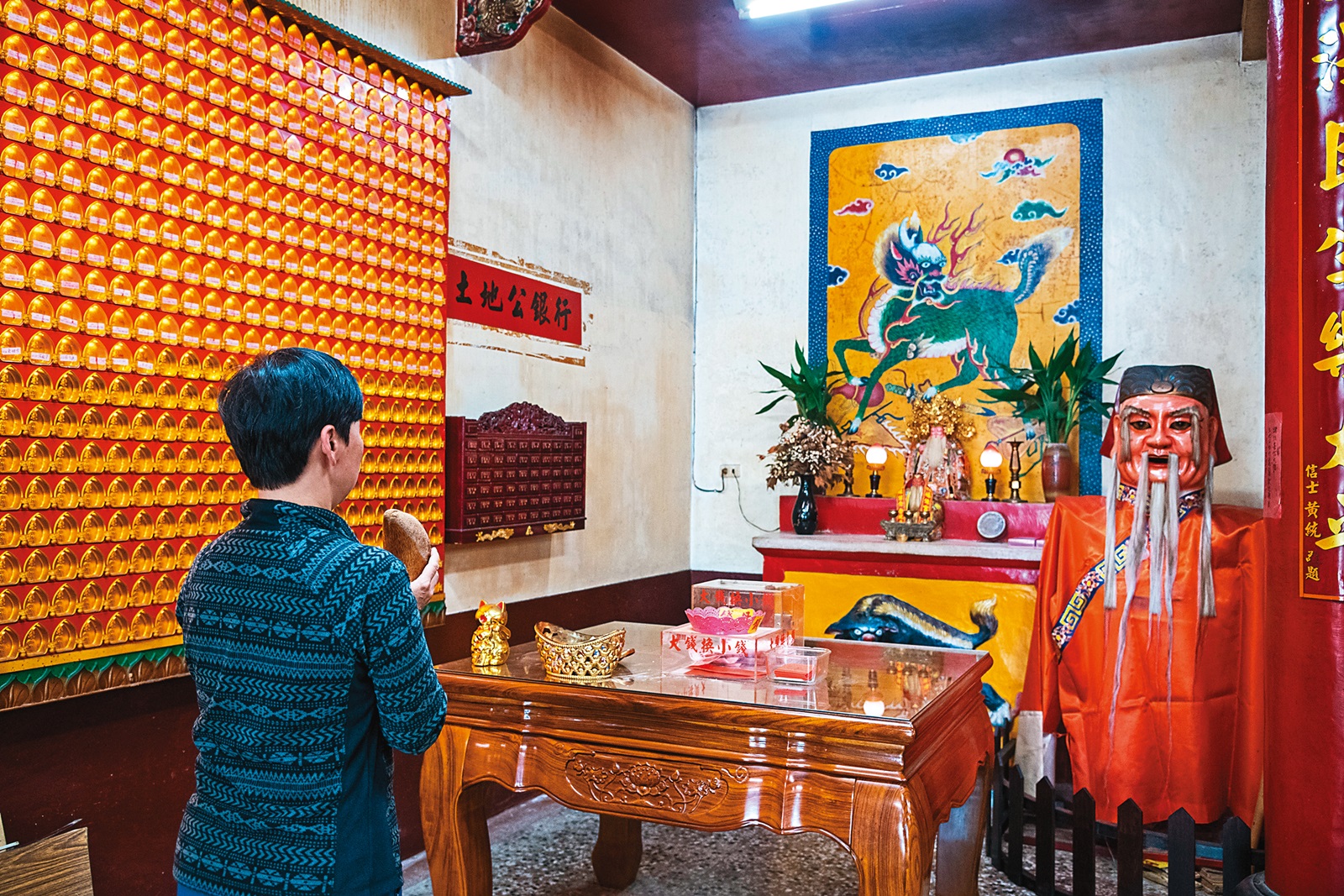 鹿野神社旁的「崑慈堂」中，有位傳說中會繼續長鬍子的土地公。