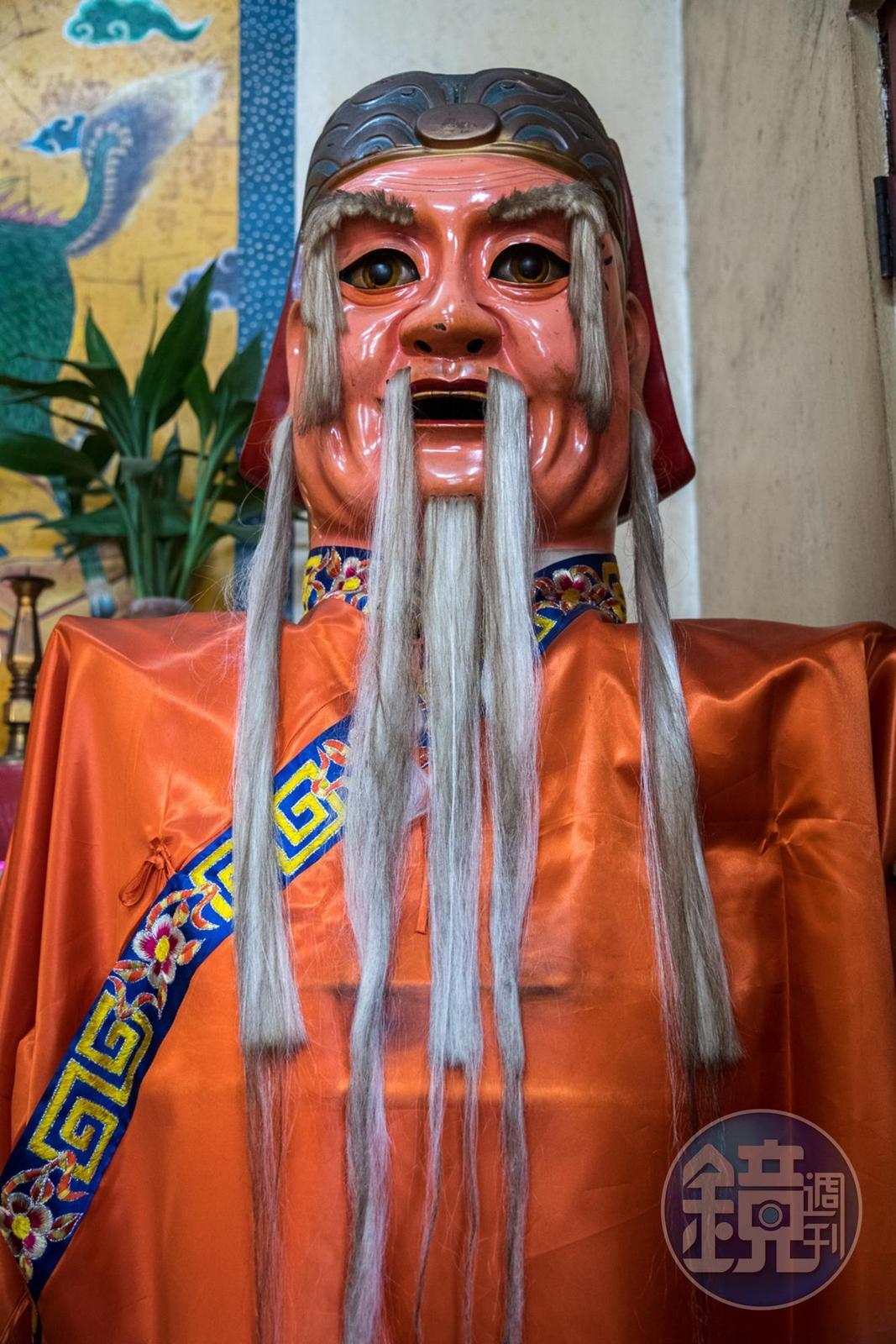 廟方說土地公的鬍子剪掉後，又自行生長50公分。