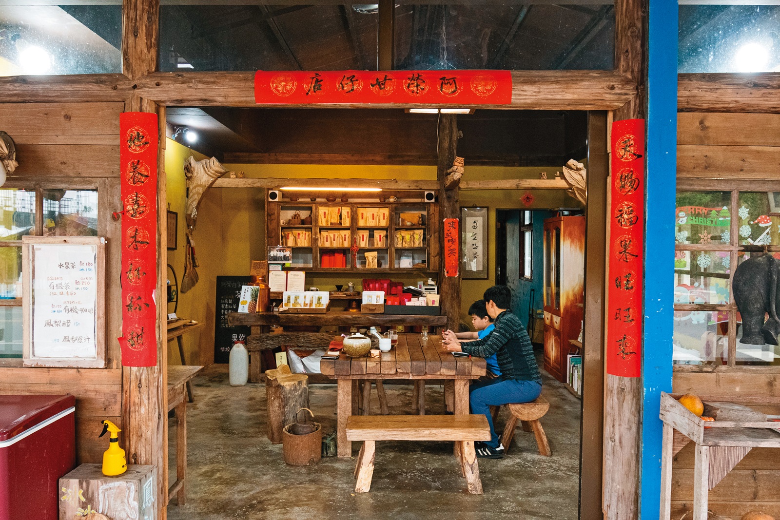 「阿榮甘仔店」販售自家的紅茶、柴燒鳳梨乾及當地農友產品。