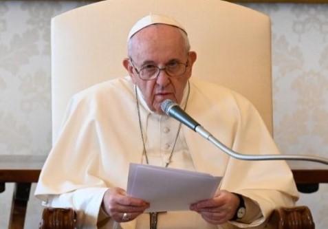 天主教教宗方濟各首度呼籲緬甸軍政府停止血腥鎮壓，表示願意在緬甸街頭下跪以求停止暴力。（翻攝自梵蒂岡廣播電台）