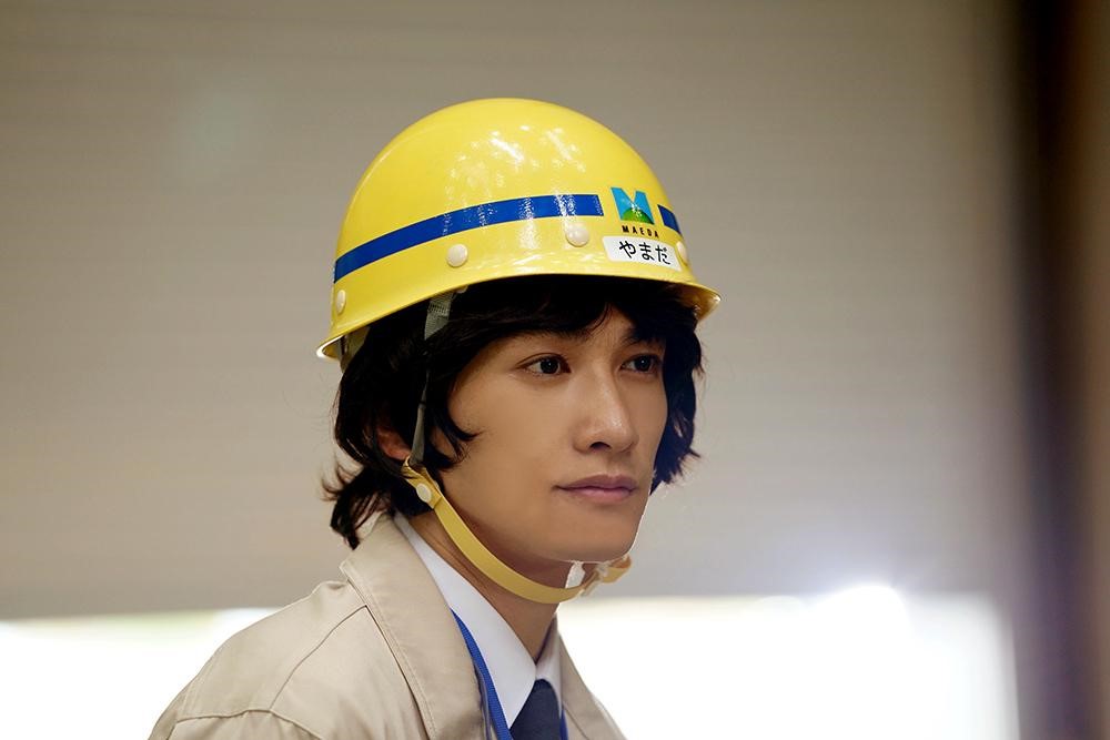 町田啓太顛覆形象在《前田建設奇幻營業部》飾演一名熱愛土質學的宅男。（海樂影業提供）