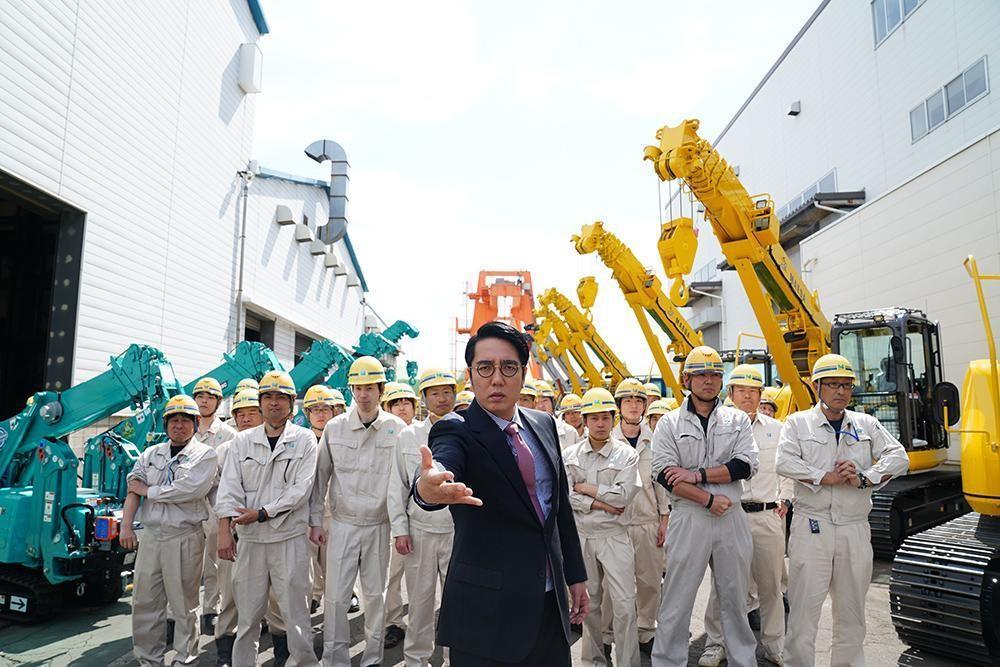 小木博明在《前田建設奇幻營業部》飾演的前田建設宣傳組長，是以前田建設宣傳部門部長作為雛形所打造的人物。（海樂影業提供）