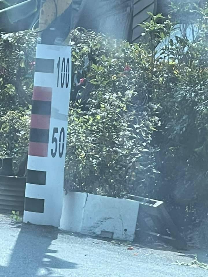 原來這是水位高度標示,只要附近區域有淹過水就會有這個量尺。(翻攝自買房知識家(Q你的A)臉書)