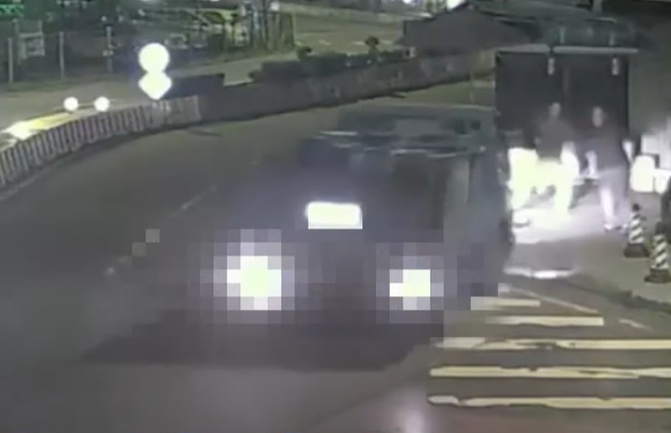 呂男開著小貨車找黃男理論,因此觸犯強制罪。(翻攝畫面)