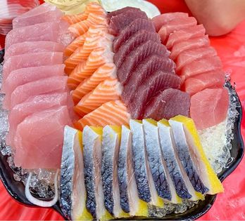 屏東縣長潘孟安貼出滿滿一大盤生魚片笑說「屏東等你」。(翻攝自潘孟安臉書)