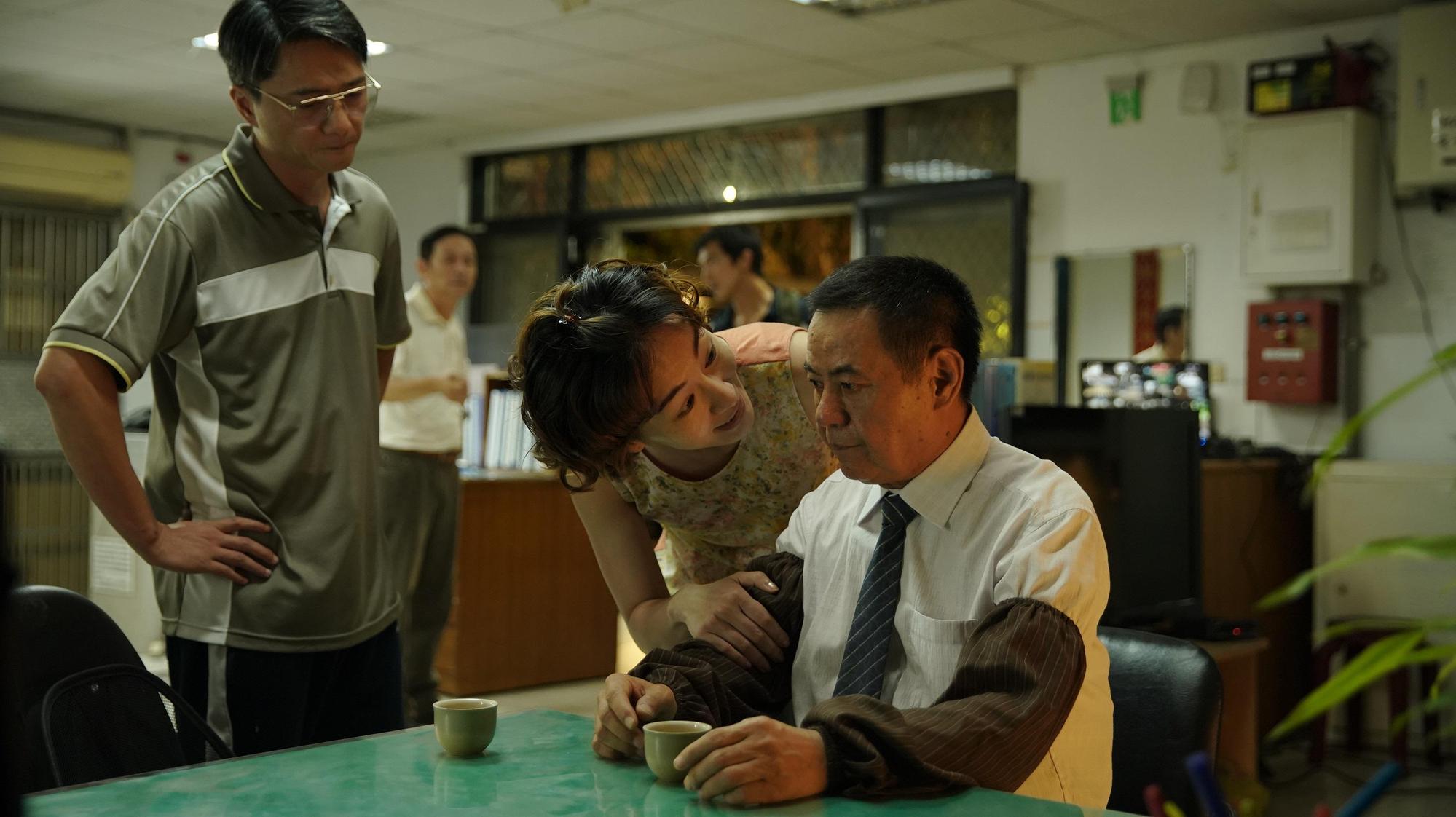 在《當男人戀愛時》飾演邱澤一家人的藍葦華（左起）、陽靚、蔡振南，家上演姪女的白小櫻，不是獲三金提名就是得獎，含金量極高。（金盞花大影業提供）