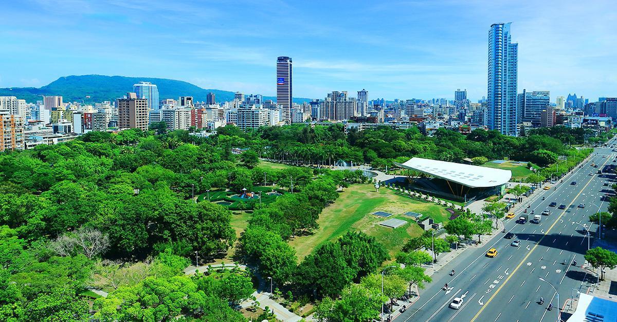 興益發建設重磅推出的民生1號院，位於高雄中山民生圓環，正對中央公園，橘線美麗島站、紅線中央公園站，雙捷匯流讓交通更加便利，是討論度很高的輕豪宅建案。