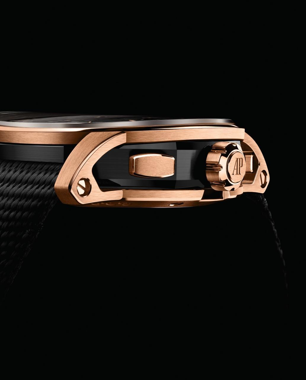 AUDEMARS PIGUET CODE 11.59 陶瓷雙色計時碼錶,經由精心打磨的陶瓷中層,呈現精美的細節。