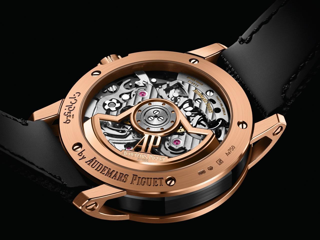 AUDEMARS PIGUET CODE 11.59 陶瓷雙色計時碼錶,錶底蓋可以欣賞精美機芯。