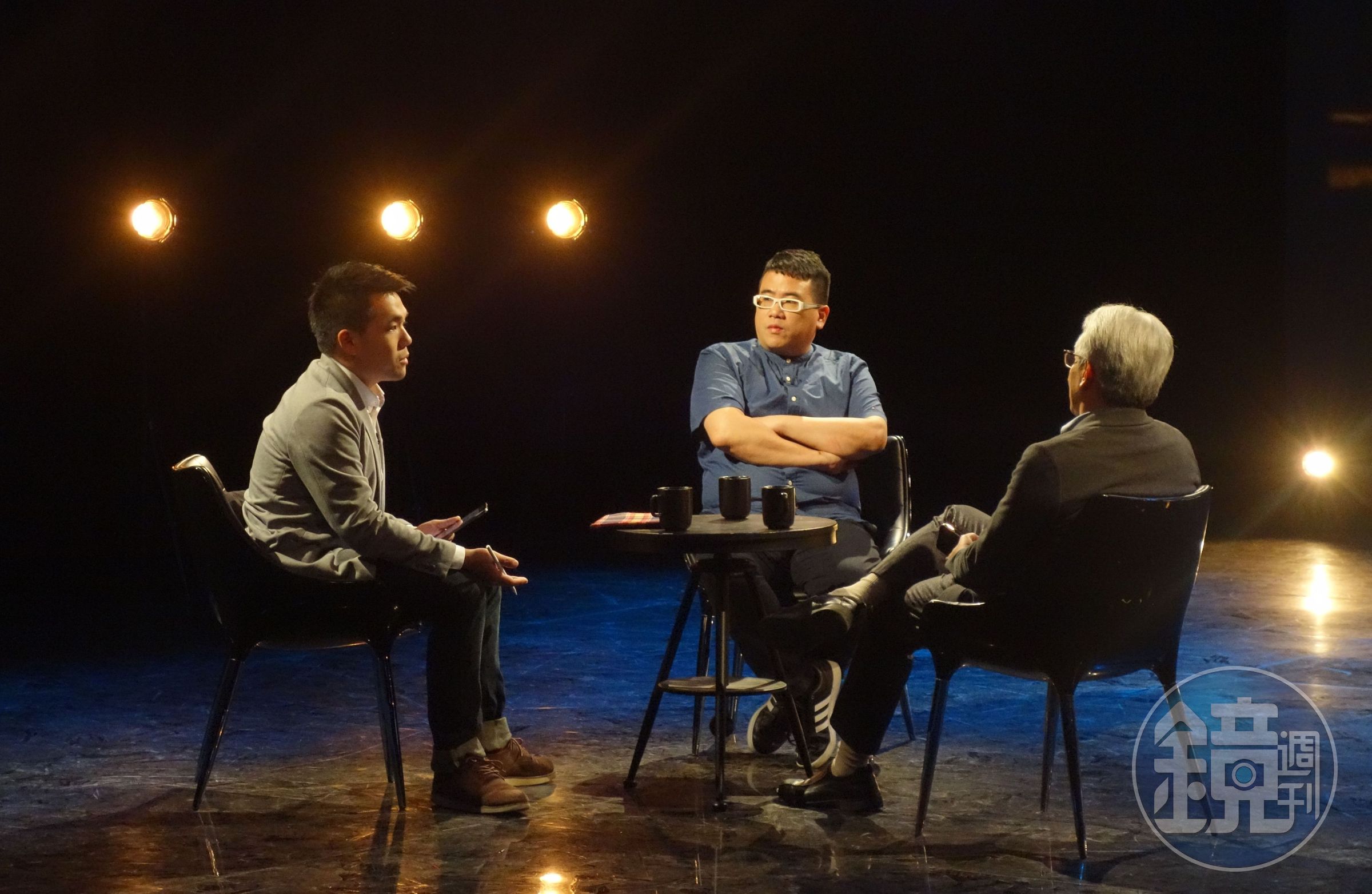 《公視主題之夜SHOW》播出紀錄片《被踹下樓梯的那天》，映後論壇邀請法律白話文站長楊貴智律師（左）、資深媒體人閻紀宇（右）、警察兼時事評論家石明謹（中）與談。（公視提供）