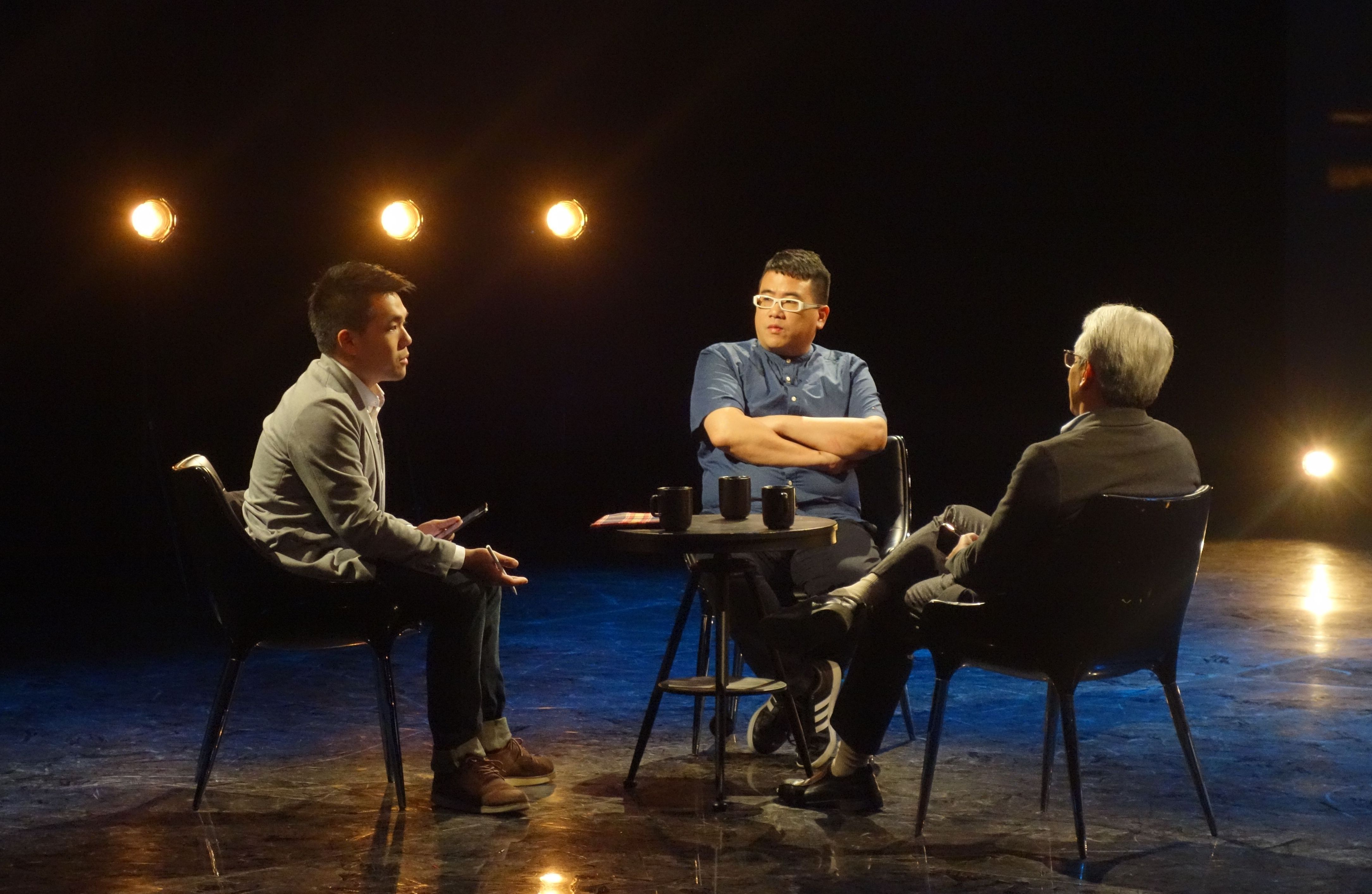 《公視主題之夜SHOW》播出紀錄片《被踹下樓梯的那天》，映後論壇邀請法律白話文站長楊貴智律師（左）、資深媒體人閻紀宇（右）、警察兼時事評論家石明謹（中）與談。（公視提供）