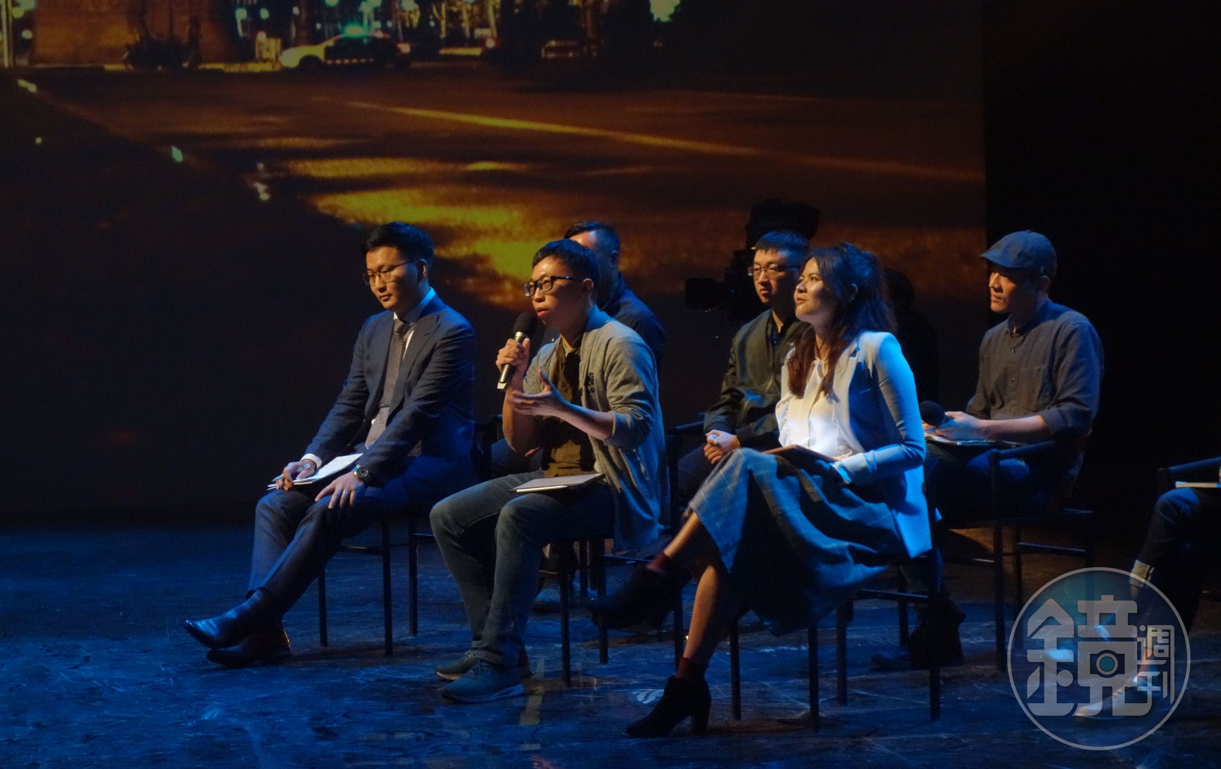 學運領袖魏揚（前排中）參與本週五《公視主題之夜SHOW》映後論壇討論，分享自己在陳抗活動中面對執法員警的想法。（公視提供）