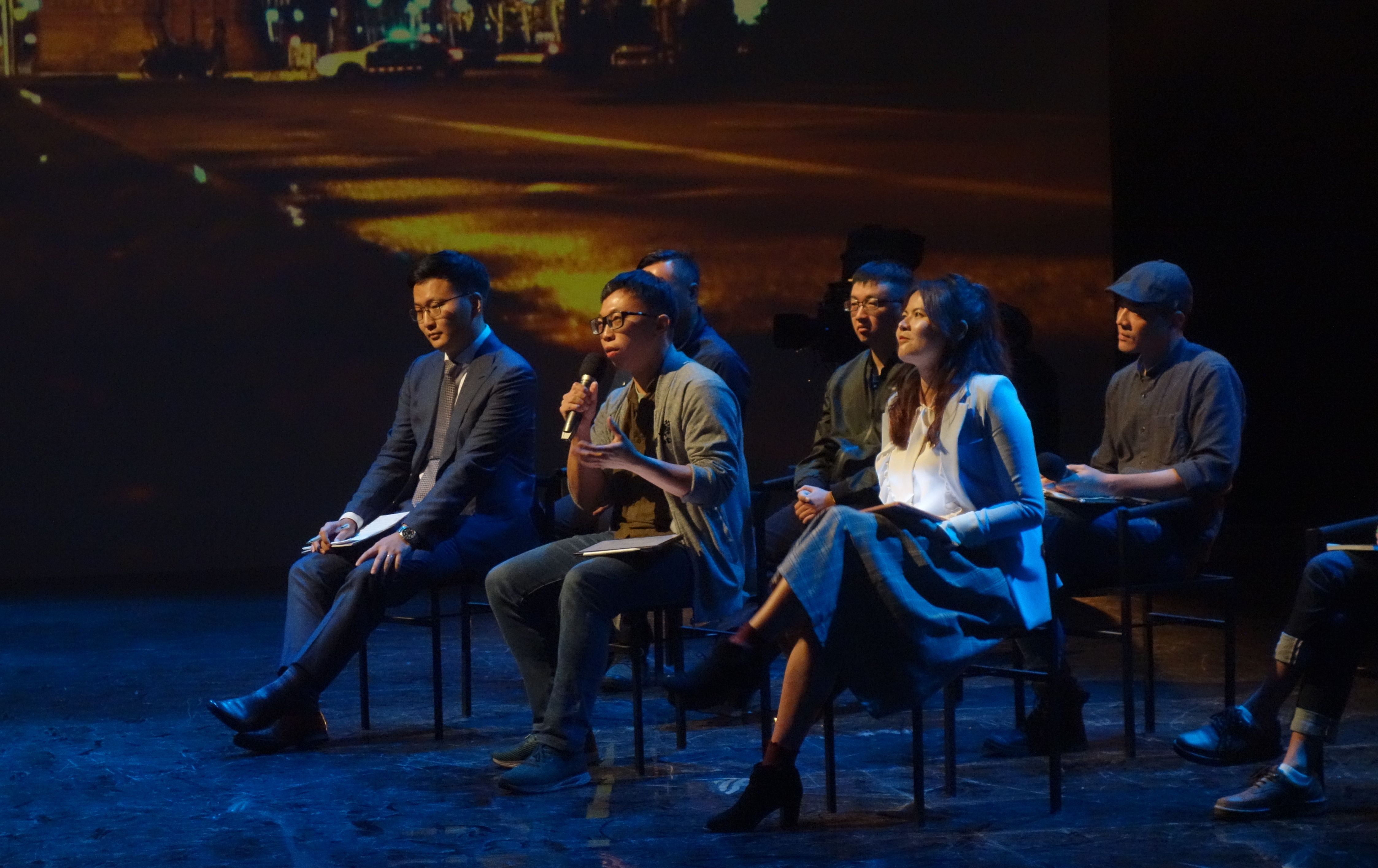 學運領袖魏揚（前排中）參與本週五《公視主題之夜SHOW》映後論壇討論，分享自己在陳抗活動中面對執法員警的想法。（公視提供）