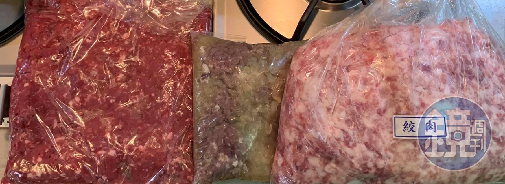 在兩家肉店分別預訂了2斤牛絞肉、2斤豬絞肉,洋蔥也絞成泥。